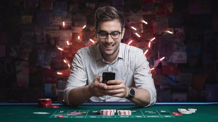 Antarmuka permainan Texas Poker di bulan togel dengan meja kartu, chip, dan pemain aktif